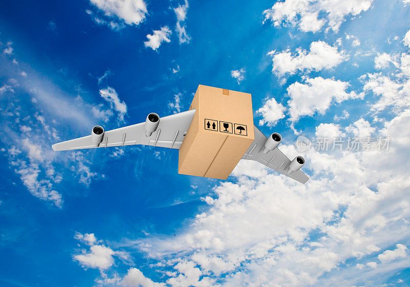 蓝色天空背景上有飞机翅膀的纸板。运输的概念。