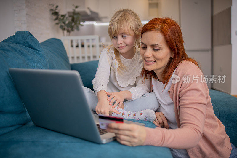 母亲用信用卡在网上给女儿买东西