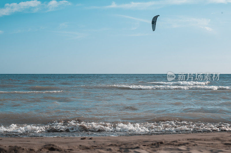 在海面上玩风筝冲浪
