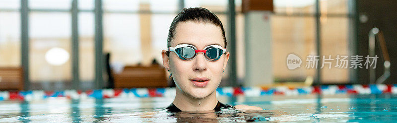白人成年游泳者在游泳池的肖像。专业运动员戴着游泳眼镜在水里