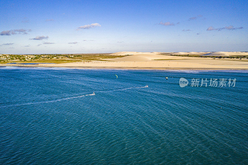 风筝冲浪者在杰里科卡拉海滩