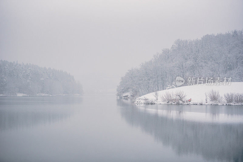 湖边正在下雪