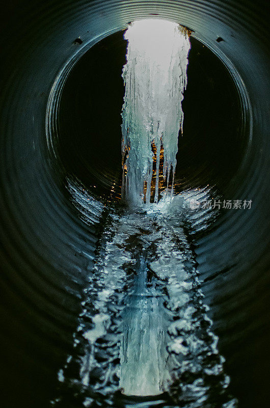冰冻的排水隧道反射出冰柱