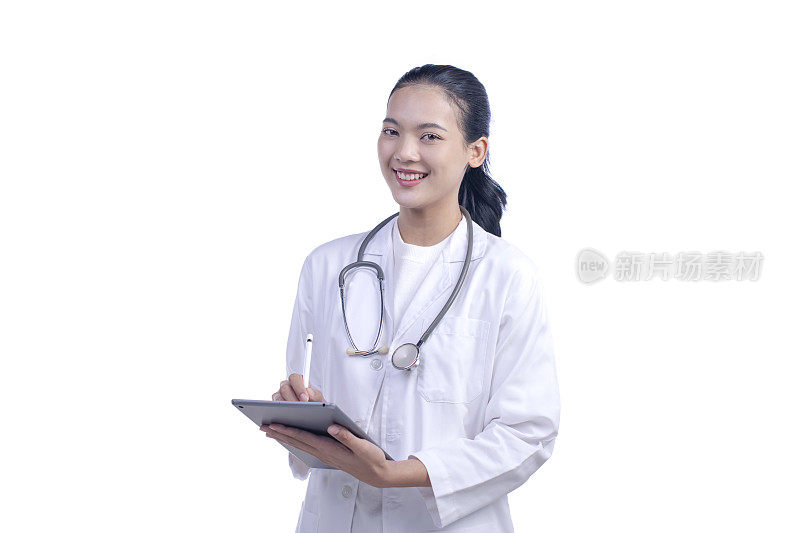 年轻的亚洲女医生拿着听诊器，微笑着看着相机。孤立在白色背景上。