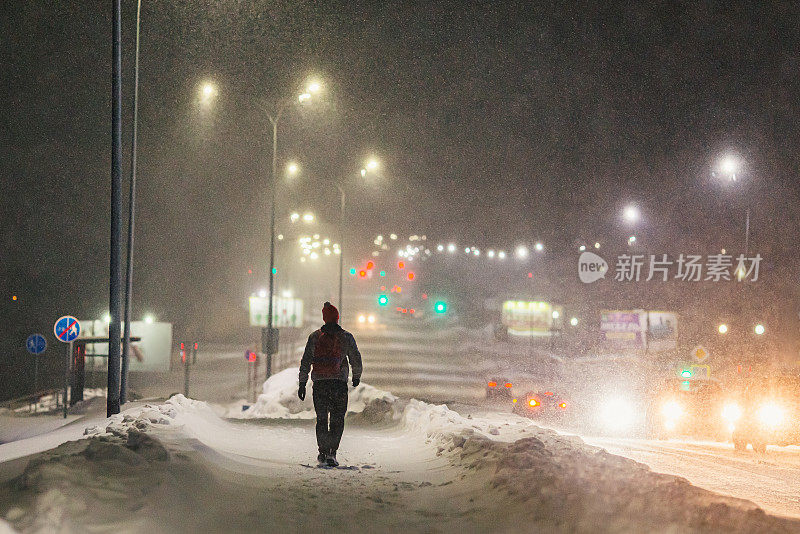 城市里下雪了。冬天的天气。