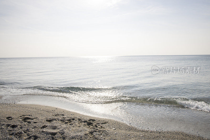 温和的海浪拍打着海岸线的风景