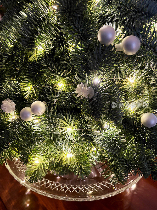 有彩灯和装饰的圣诞树