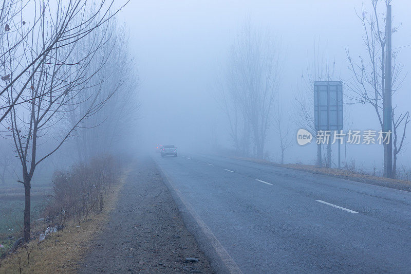斯瓦特山谷大雾弥漫，车辆稀少