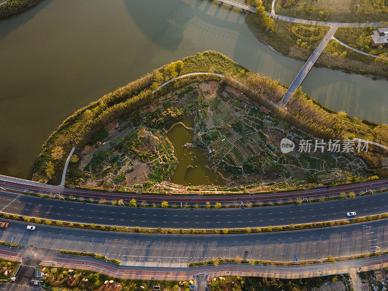 湖公园旁道路的鸟瞰图