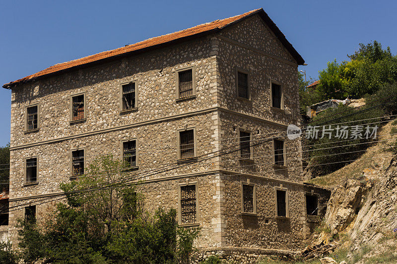 历史废弃的旧多层石头房子从奥斯曼时代在第纳尔阿菲扬土耳其