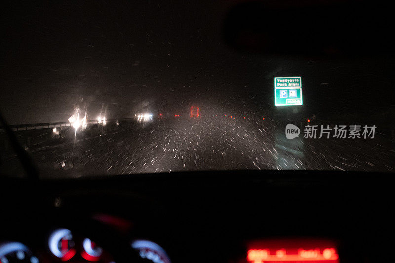 在下雪的冬天，男人在户外开车