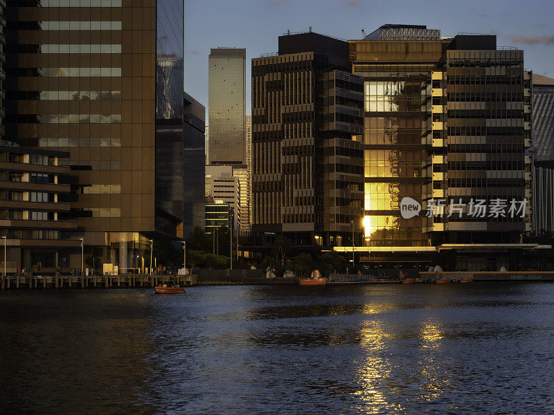 日落时的城市天际线和河流