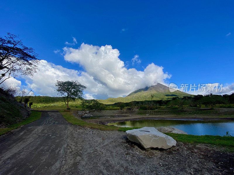 阿雷纳尔火山，蓝天