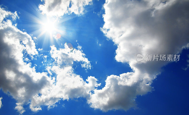 蔚蓝的天空，阳光灿烂，白云映衬
