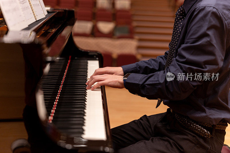 日本音乐家在音乐厅弹钢琴的特写镜头