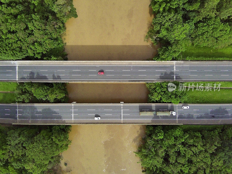 飞越高速公路