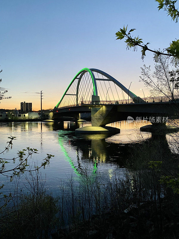 明尼阿波利斯东北河滨和日落的劳里桥