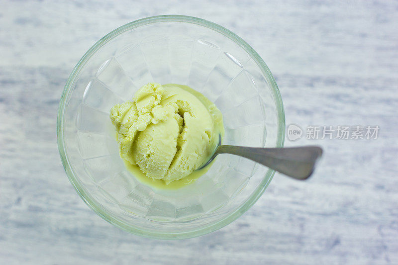 法国:绿色的冰淇淋，装在绿色的玻璃盘子里，还有勺子