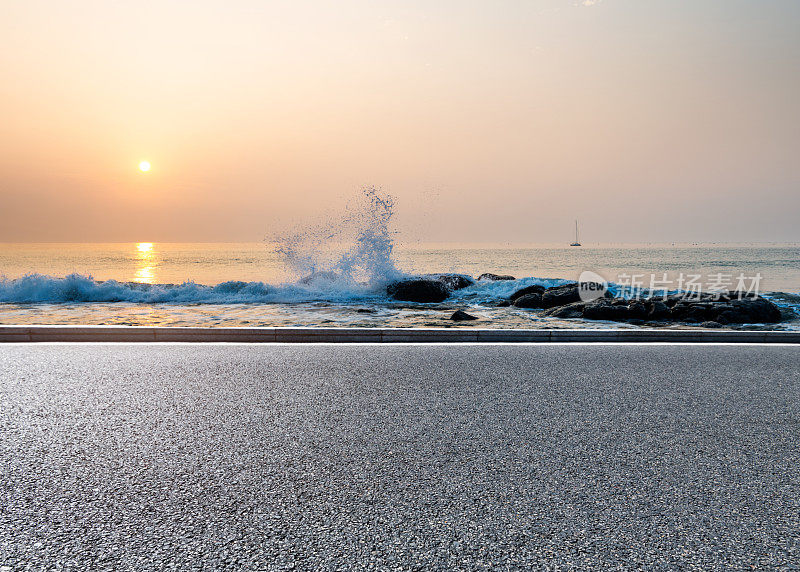 海边空荡荡的柏油路