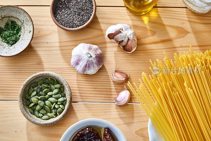 面食和调味料，香草和香料，厨房桌子上的食物准备