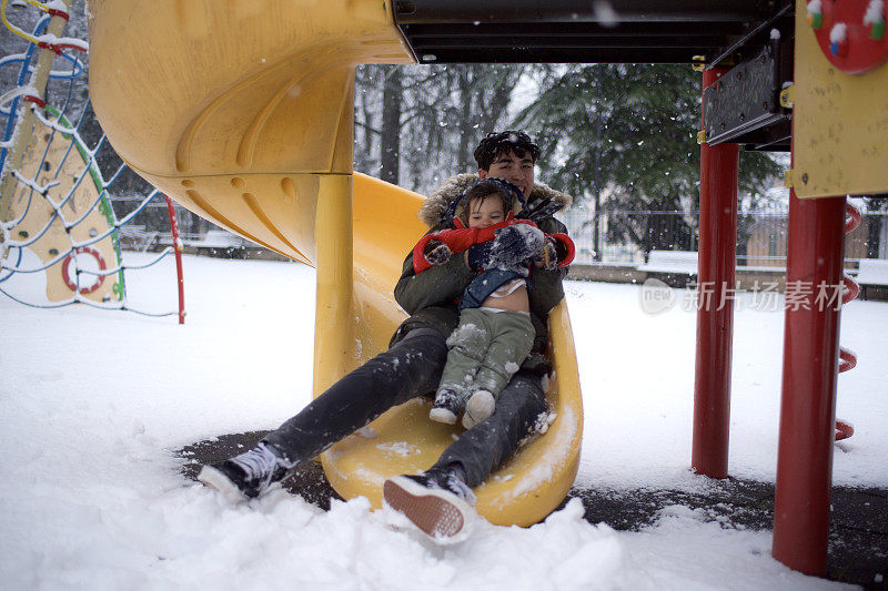 兄弟们在公园里玩雪