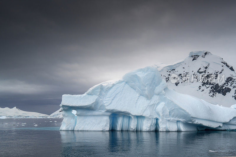 美妙而大气的全景景观在佛兰德斯湾与冰山漂浮在南极洲
