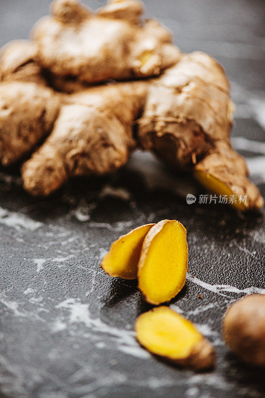 切片的新鲜生姜特写镜头