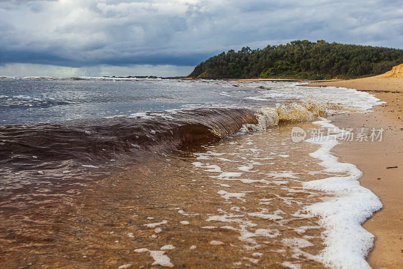 雨后河滩上棕色的小潮浪