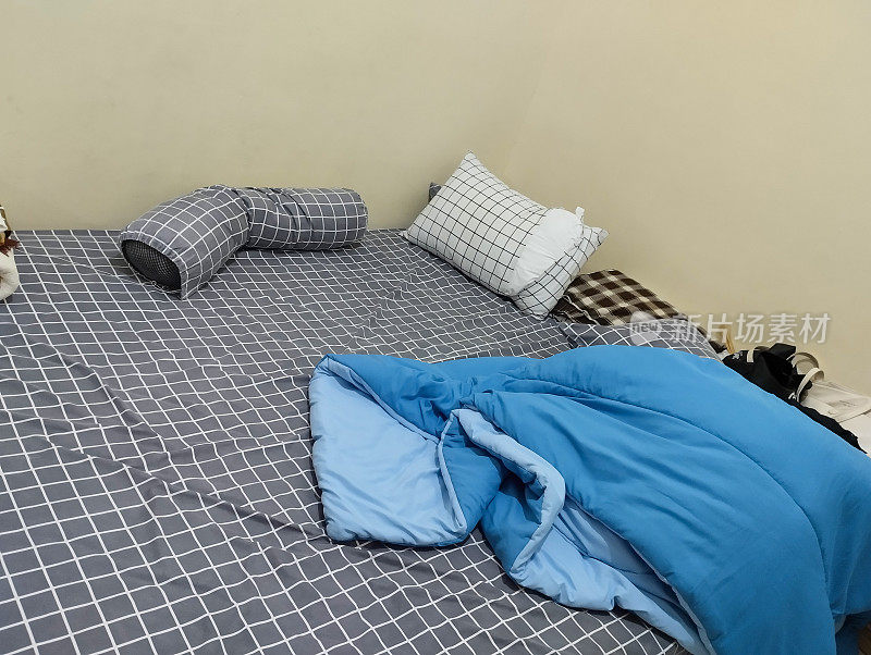 乱七八糟的床垫，乱七八糟的房间，枕头，抱枕，毯子