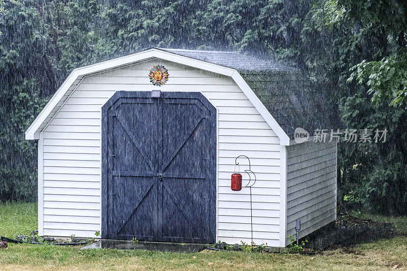 后院花园和公用设施棚遭受暴雨袭击