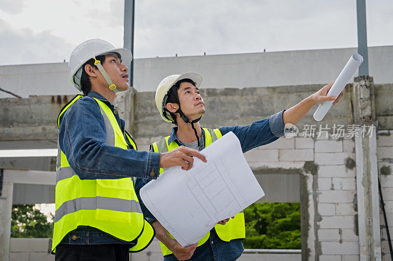 土木工程师在施工现场根据图纸进行结构检查，建筑检验员与土木工程师共同进行建筑结构检查。土木工程师拿着图纸检查建筑