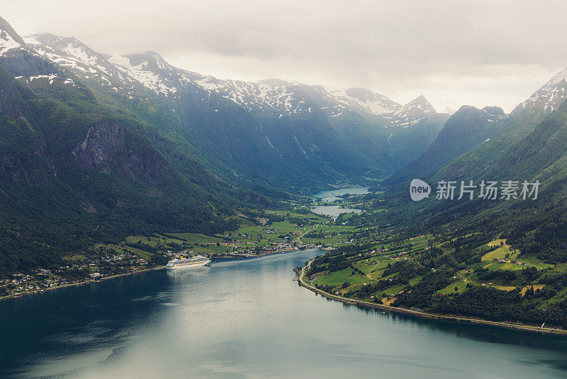 风景优美的高角度视图田园诗般的山谷与峡湾景色在挪威