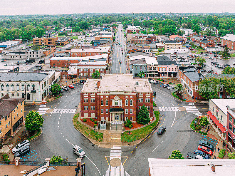 美国肯塔基州伊丽莎白镇中心哈丁县财政法院的高架视图