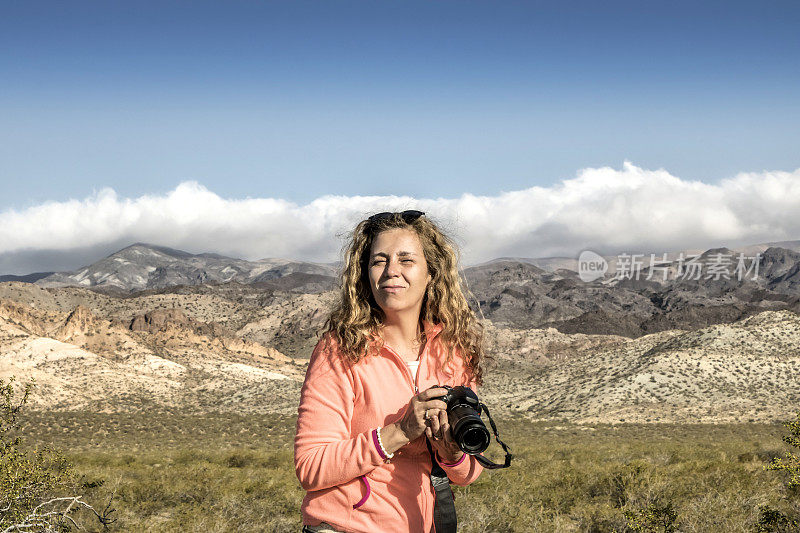 在安第斯山脉拍摄的女摄影师。阿根廷门多萨的维拉维森西奥。