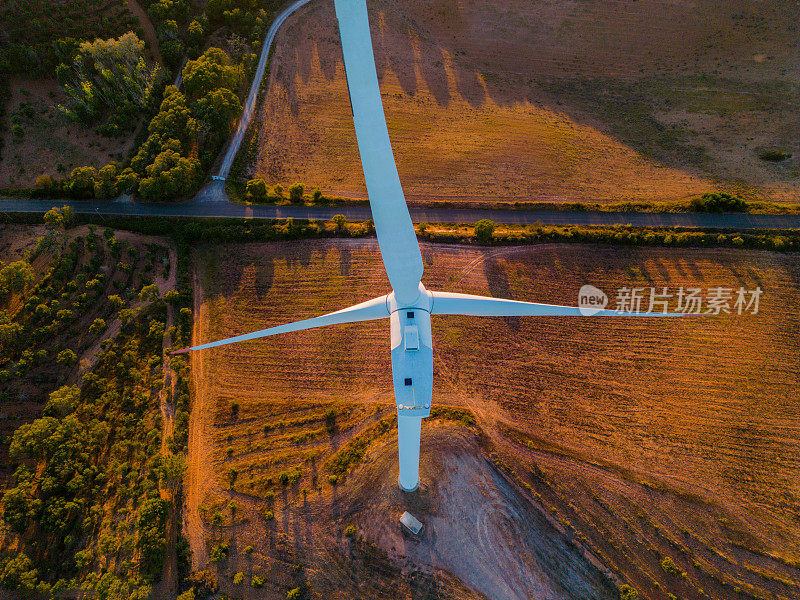 鸟瞰图的风力涡轮机在一个乡村场景在日落时间在葡萄牙南部