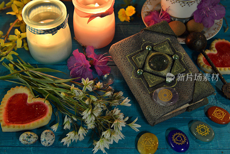 咒语书，巫婆仪式桌上的蜡烛和脉轮。神秘，深奥和占卜静物。神秘的背景与复古的物品
