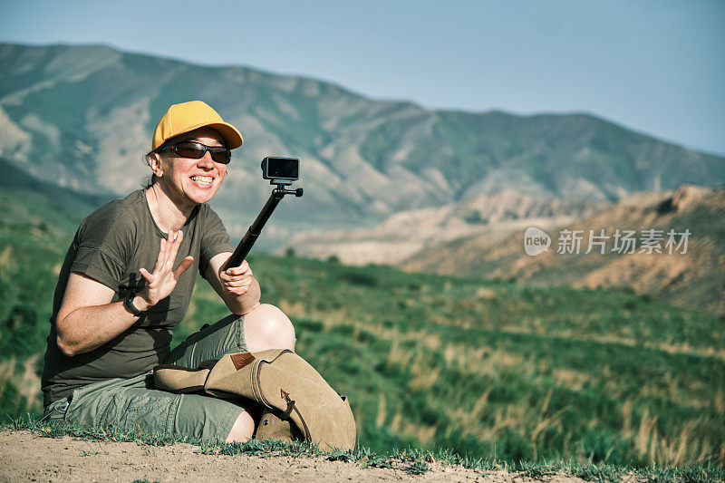 成熟的视频博主正在讲述她在山区的自驾游