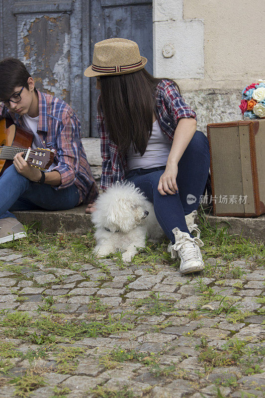 男友为女友弹原声吉他。夫妻俩一起玩，一起放松