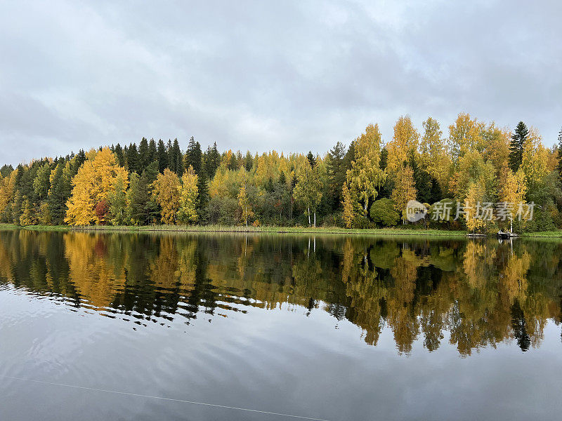芬兰秋湖垂钓自然森林荒野