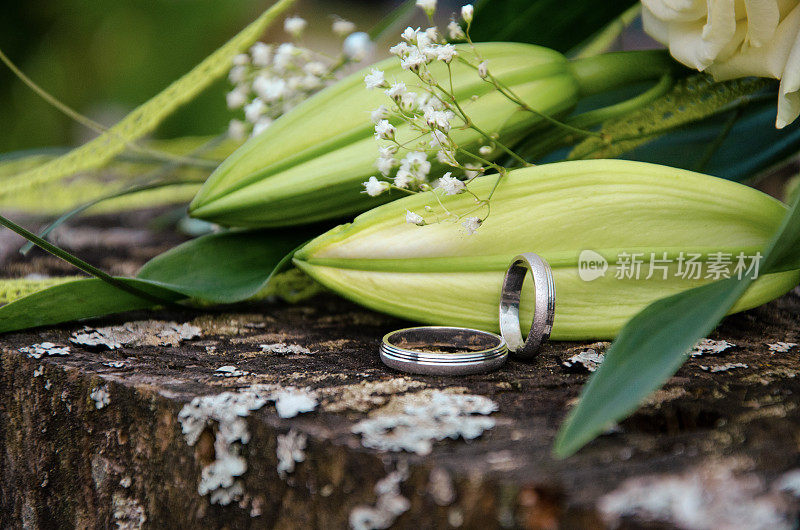 带花束的结婚戒指