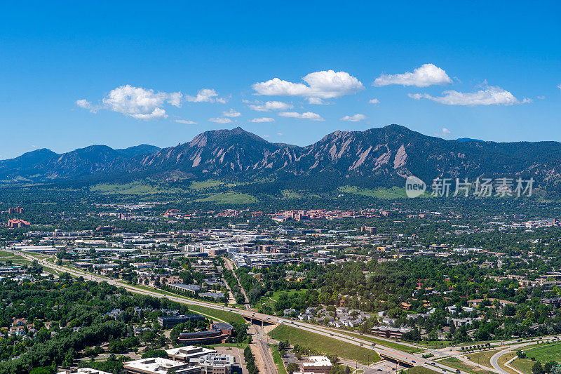 从科罗拉多州博尔德俯瞰西南方向的科罗拉多大学和熨斗山脉