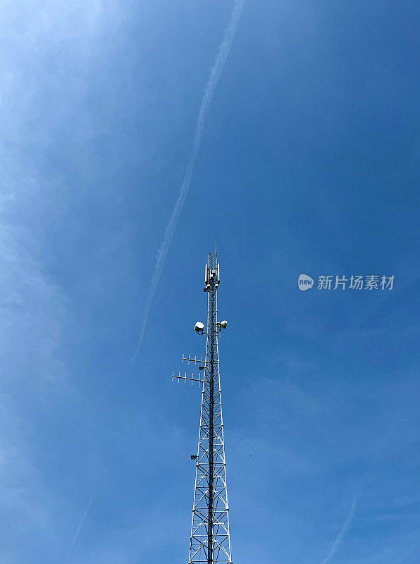 无线电通信中的基站(移动通信塔)是一个收发器设备的系统综合体，它为一组具有拷贝空间的终端用户设备提供集中维护