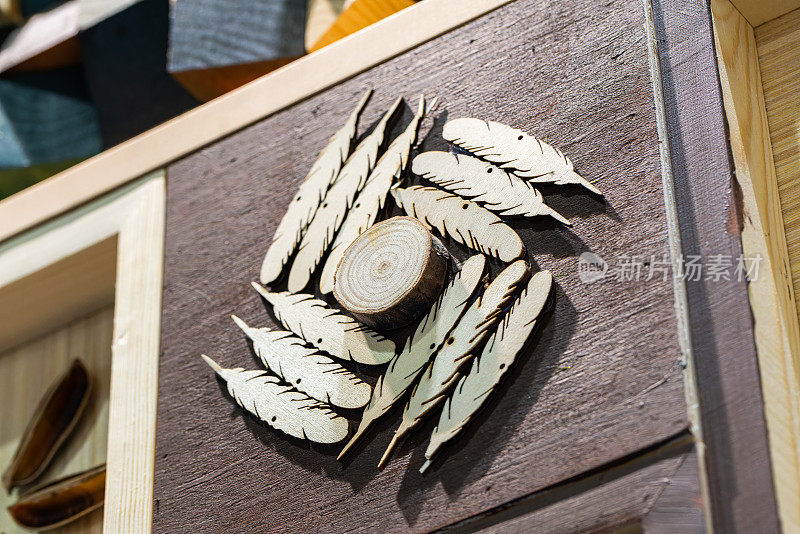 木制装饰品:锯切木材，年轮。