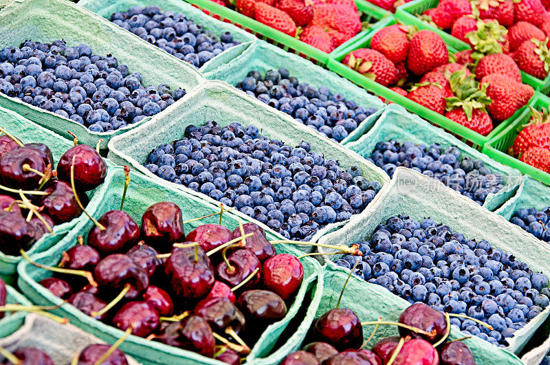 农贸市场展出的樱桃、蓝莓和草莓