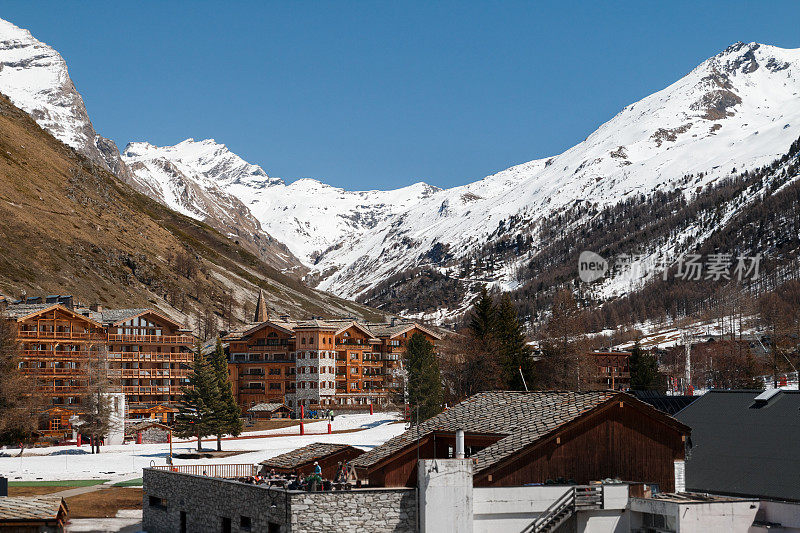 阿尔卑斯山脉初春时节的法国伊泽尔谷滑雪胜地