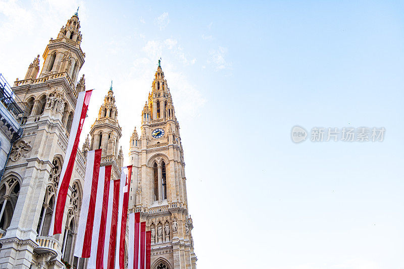 维也纳市政厅大楼上悬挂着许多奥地利国旗。