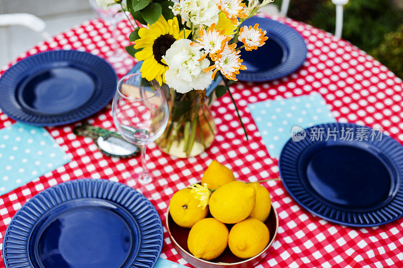 上桌时，花瓶里插着五颜六色的花束，上桌时，红白相间的桌布上铺着柠檬