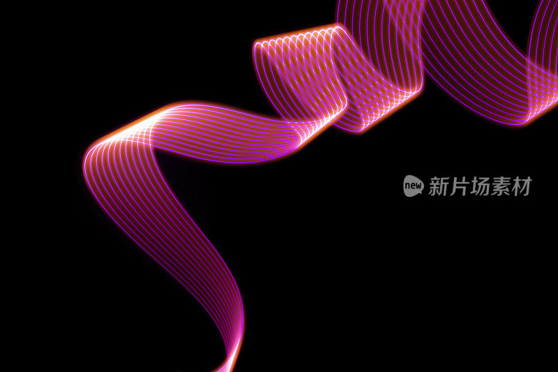 粉红色，紫色，金色发光的霓虹波光卷曲或漩涡与平滑的条纹在黑色的背景。抽象的背景与流动的线条在运动，光画在蒸汽波风格。