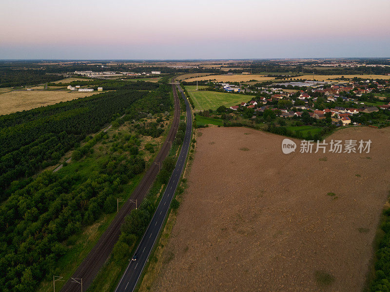 日出时的铁路摄影。鸟瞰图。