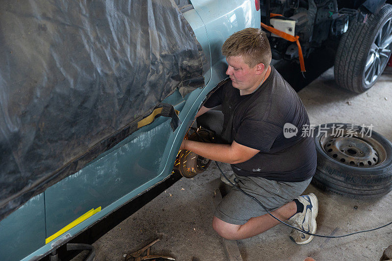 机械师在汽车修理店修理汽车。